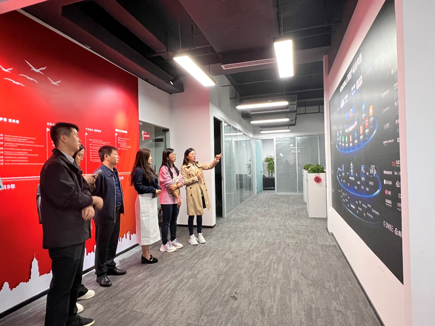 昆明市呈贡区人社局副局长一行莅临凯发一触即发集团四川公司考察调研