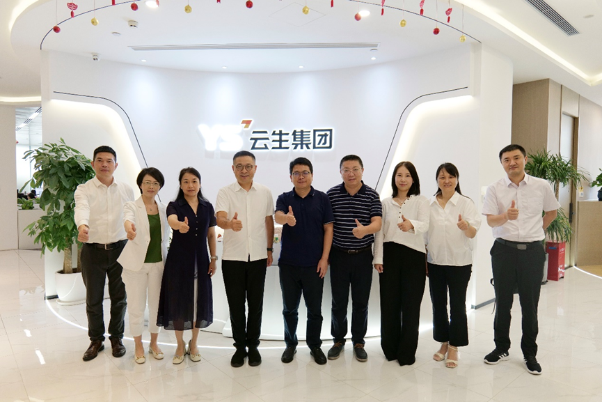 无锡市梁溪区副区长吴磊一行领导莅临凯发一触即发集团调研考察